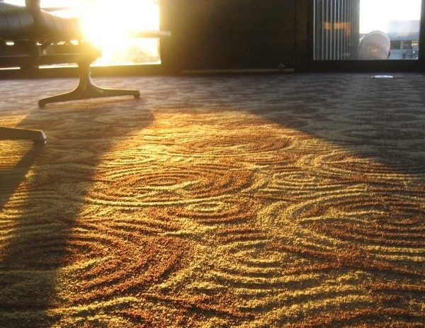 فرش ماشینی را در معرض نور خورشید قرار ندهید