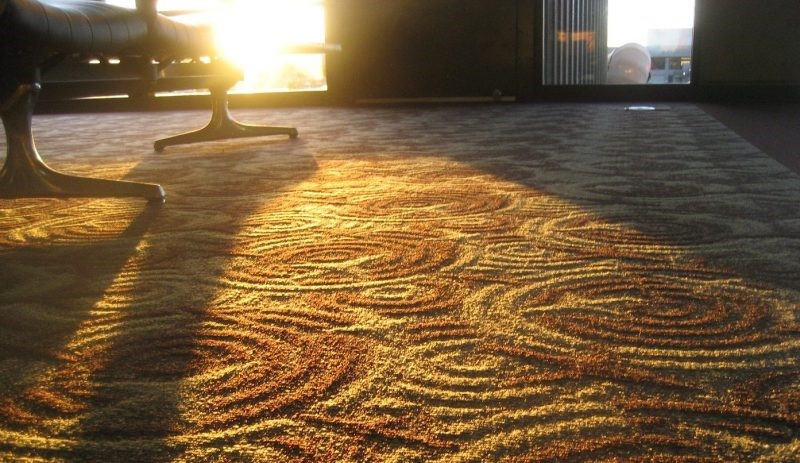 فرش ماشینی را در معرض نور خورشید قرار ندهید