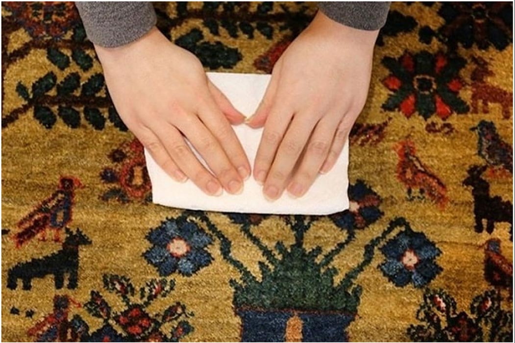 پاک کردن لکه چای از روی فرش به چه روش‌هایی صورت می‌گیرد؟ - قالیشویی ابریشم